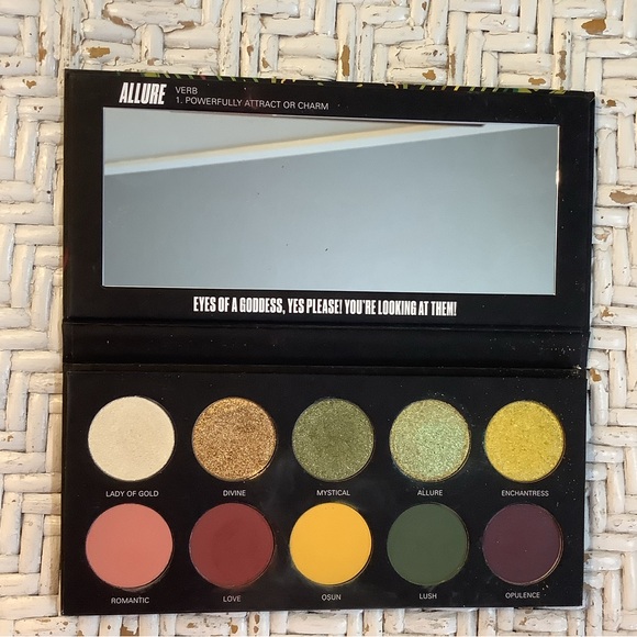 Uoma Beauty Black Magic Pallet - Picture 2 of 3